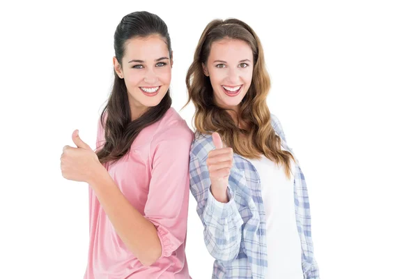 Retrato de dos amigas haciendo gestos de pulgares hacia arriba —  Fotos de Stock