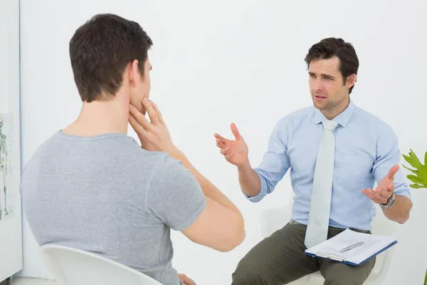 Médico masculino bem vestido em conversa com paciente — Fotografia de Stock