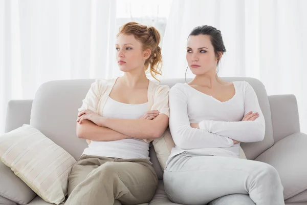 Amigos infelices que no hablan después de discutir en el sofá —  Fotos de Stock