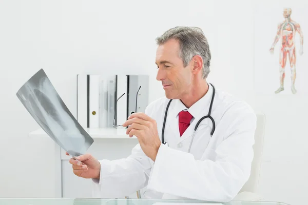 Médico confiante com imagem de raios-x dos pulmões no escritório — Fotografia de Stock