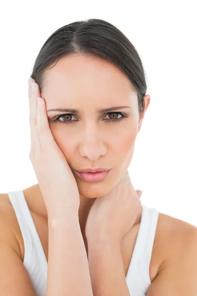 Nahaufnahme einer lässigen Frau, die unter Kopfschmerzen leidet — Stockfoto