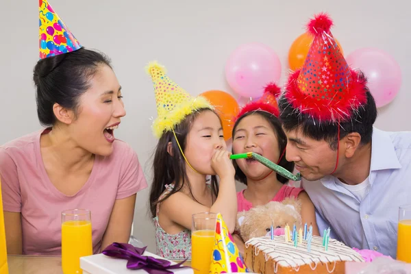 Веселая семья с тортом и подарками на день рождения — стоковое фото