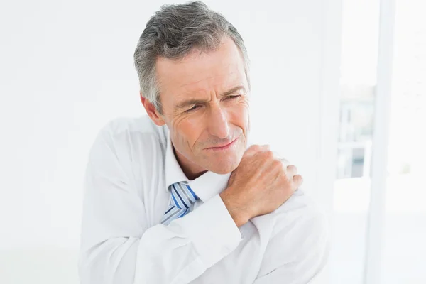 Close-up of a mature man suffering from shoulder pain — Stock Photo, Image