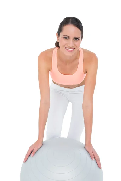 Retrato de uma mulher em forma de sorriso com bola de fitness — Fotografia de Stock