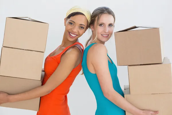 Female friends moving together in a new house — Stock Photo, Image