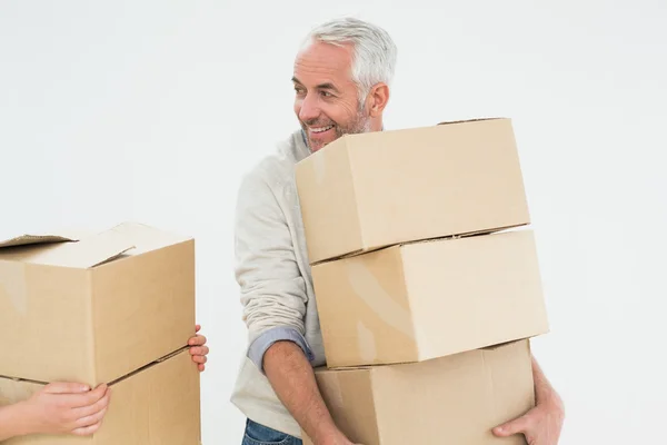 Sorridente uomo maturo che trasporta scatole — Foto Stock