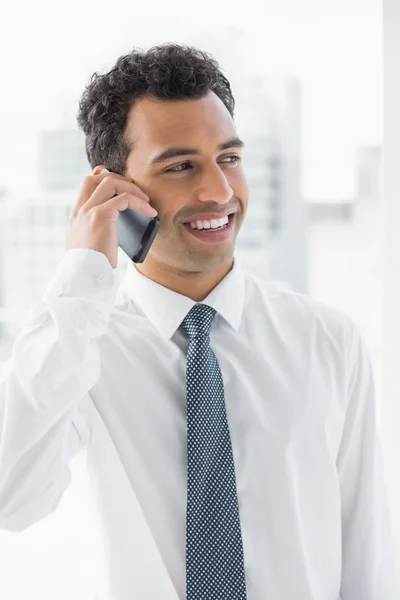 Sorrindo elegante jovem empresário usando celular — Fotografia de Stock