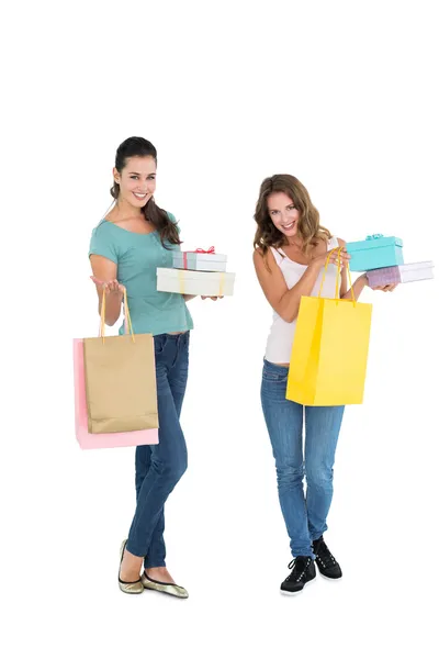 Dos amigas jóvenes felices con bolsas de compras — Foto de Stock