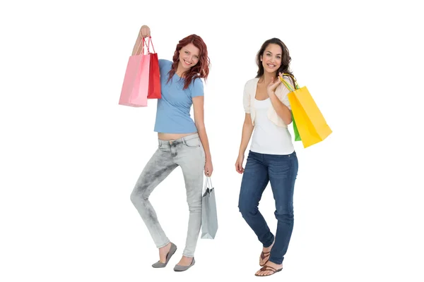 Dos amigas jóvenes felices con bolsas de compras —  Fotos de Stock