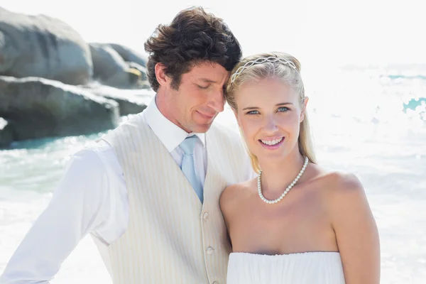 Gelukkige bruid en bruidegom omarmen — Stockfoto