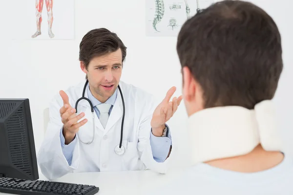 Médico en conversación con paciente en el consultorio — Foto de Stock