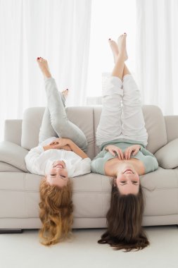 bacaklar havada oturma odasında kanepede yatan arkadaşlar