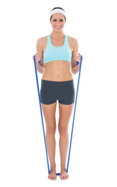 gülümseyen genç mavi yoga kemerle egzersiz uyması