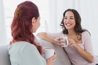 arkadaşlar bir kahve fincanı evde ile sohbet keyfi