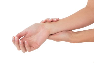 젊은 여자 그녀의 손목을 만져 클로즈업