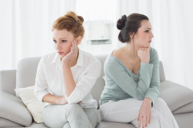 mutsuz arkadaşlar tartışma sonra kanepede konuşmuyor