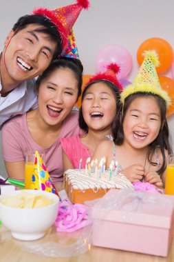 neşeli aile pasta ve bir doğum günü partisinde hediyeler