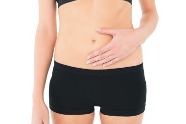 Orta bölüm mide ağrısı ile zinde bir kadının yakın çekim