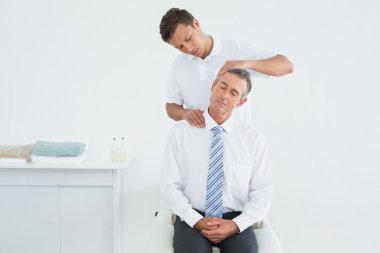 chiropractor boyun ayarlama yapıyor