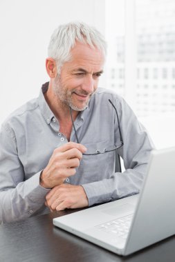 Olgun işadamı Ofis Masası dizüstü bilgisayar kullanarak