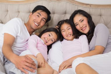 dört yatakta mutlu bir aile portresi