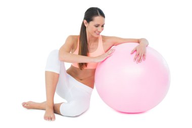 sağlıklı bir kadın fitness topu ile oturuyordu tam uzunlukta