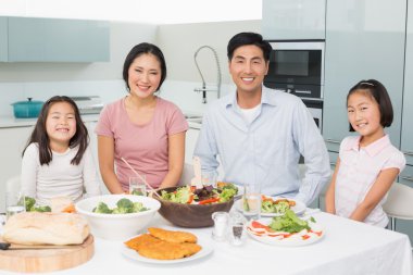 dört sağlıklı yemek mutfak keyfi mutlu aile