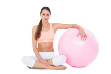 sağlıklı bir kadın fitness topu ile oturuyordu portresi