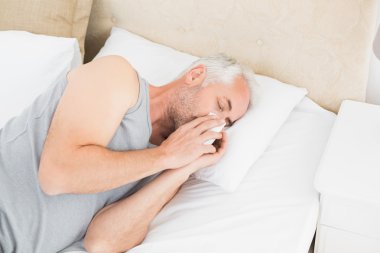 soğuk yatakta geçiren bir adamın yüksek açılı görünüş