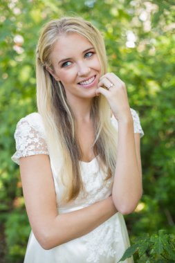 güzel gelin uzağa bakarak gülen