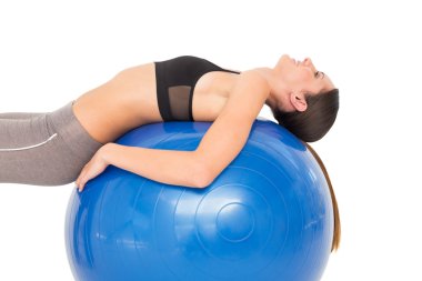 uygun bir kadın fitness topu üzerinde uzanan yan görünüm
