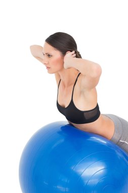 uygun bir kadın fitness topu üzerinde uzanan yan görünüm