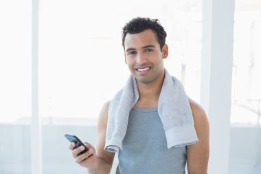 cep telefonu ile genç gülümseyen bir adam portresi