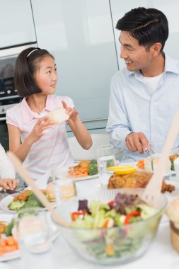 Babasının küçük kızı mutfakta yemek izlerken