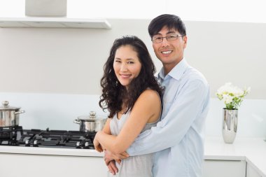 genç adam kucaklayan kadın arkadan mutfakta