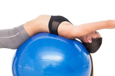 uygun bir kadın fitness topu üzerinde uzanan yan görünüm