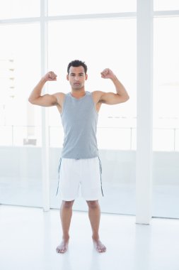 genç adam fitness salonunda kasların esneme uygun