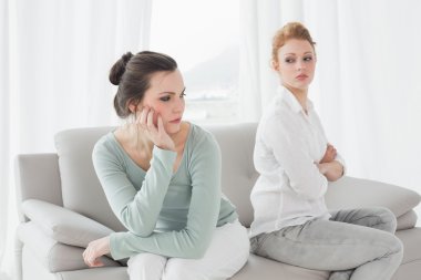 mutsuz arkadaşlar tartışma sonra kanepede konuşmuyor