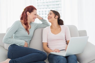 neşeli arkadaşlar laptop evde kullanma