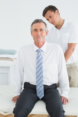 chiropractor inceleyerek olgun adam