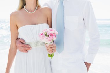 Çift düğün gününde kucaklayan