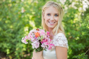 Sarı gelin büyük buket kameraya gülümseyen holding