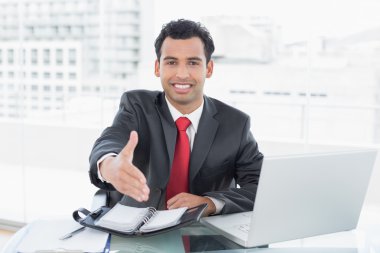 Ofis Masası adlı bir el sıkışma sunan iş adamı