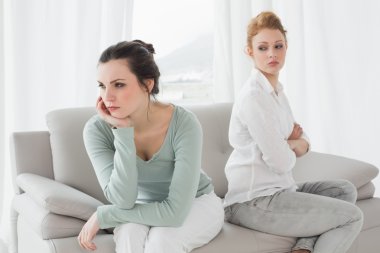 mutsuz arkadaşlar tartışma sonra kanepede konuşmuyor