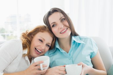 evde bir konuşma zevk Kahve kupaları ile arkadaş