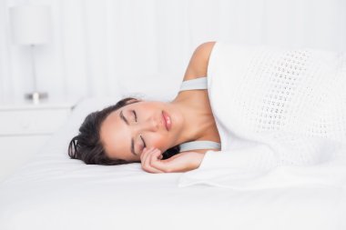 genç ve güzel kadın gözleri kapalı yatakta yatıyor