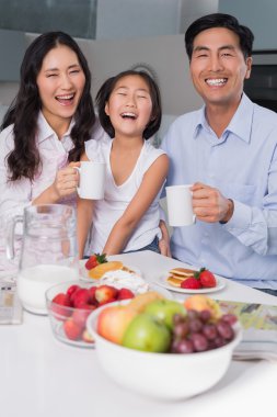 neşeli genç kız anne ile kahvaltı keyfi