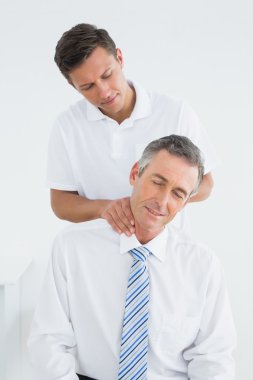 chiropractor boyun ayarlama yapıyor
