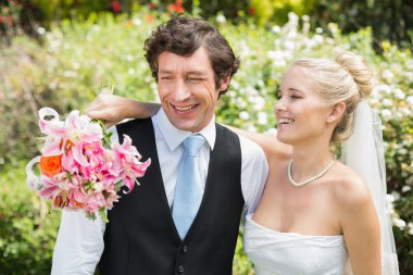 romantik yeni evli çift, düğün gününde gülümseyen