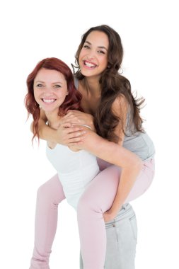 mutlu genç kadın piggybacking neşeli dostum